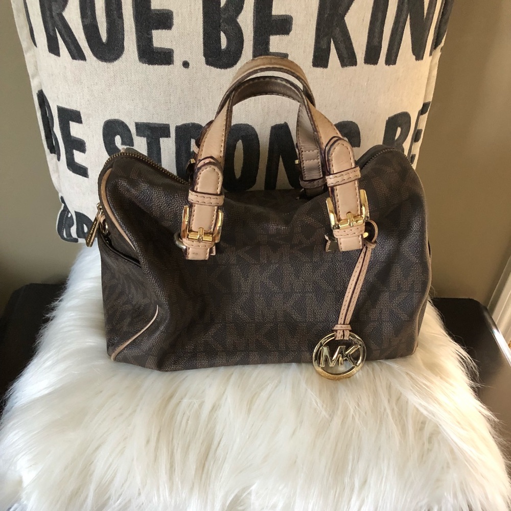 Micheal kors gently used had bag!